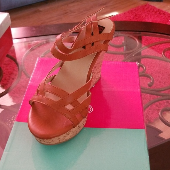 Shoe - Picture 2 of 3